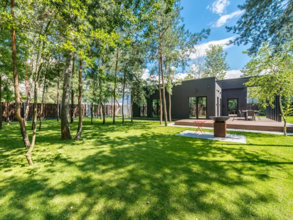 Spacious Tree-Shaded Private Yard in New York